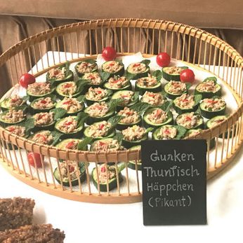 Gurken-Haeppchen-Buffet-Servieren